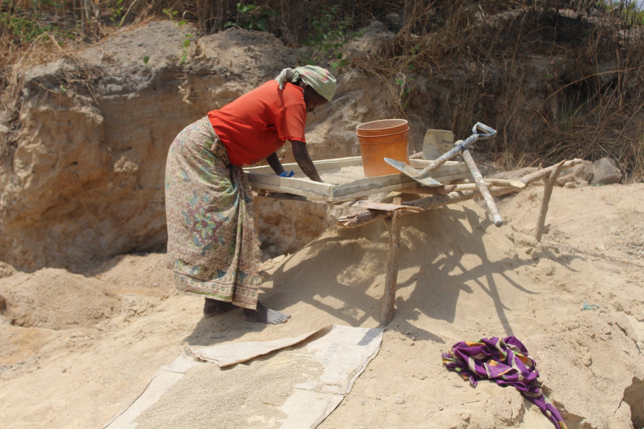 How can we put women @ the center of the #ASM sector? Here's the Development Minerals perspective https://t.co/VK85nEaKis #DevMin #shareASM https://t.co/YEcaZ4X1iW