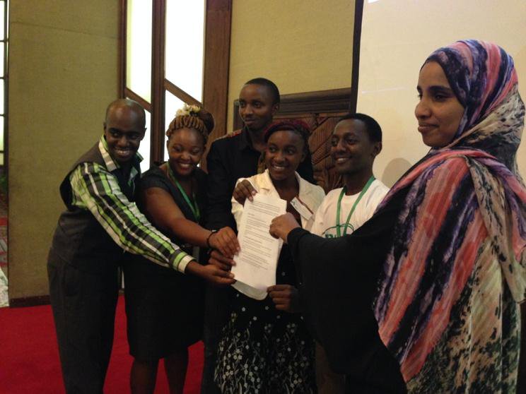 Youth handing over statement to Fatuma Mohammad Hussein from Government of Kenya #CBA9 http://t.co/dXvDt8GTF6