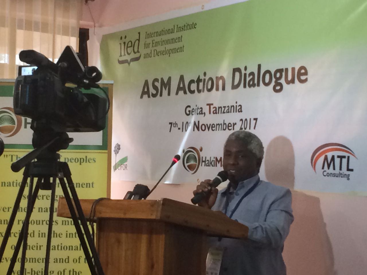 With the field trips completed, the Tanzanian dialogue on artisanal & small-scale #mining has entered the workshop stage. David Mulabwa, assistant commissioner for #ASM, welcomes participants https://t.co/vgQkQoS3xG